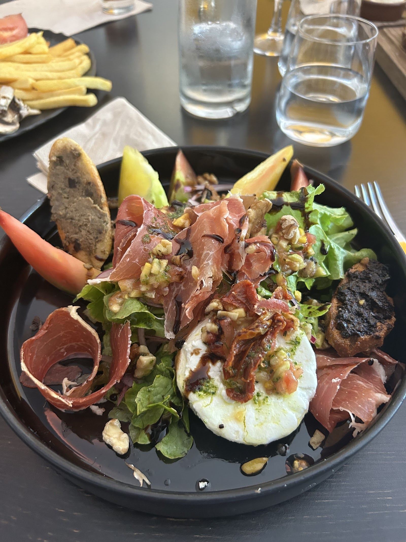 Assiette de salade, jambon cru et mozzarella