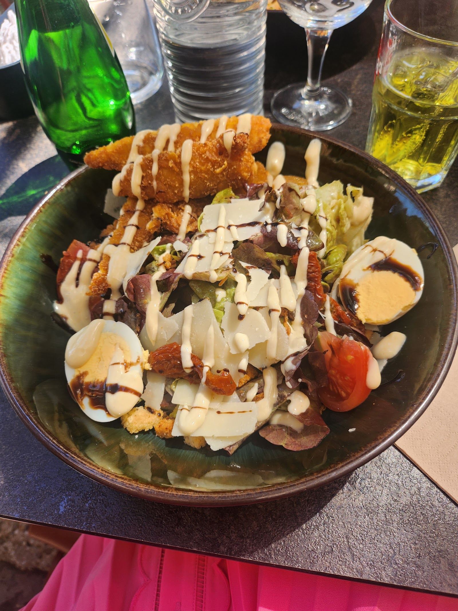 Salade César généreuse dans une assiette creuse
