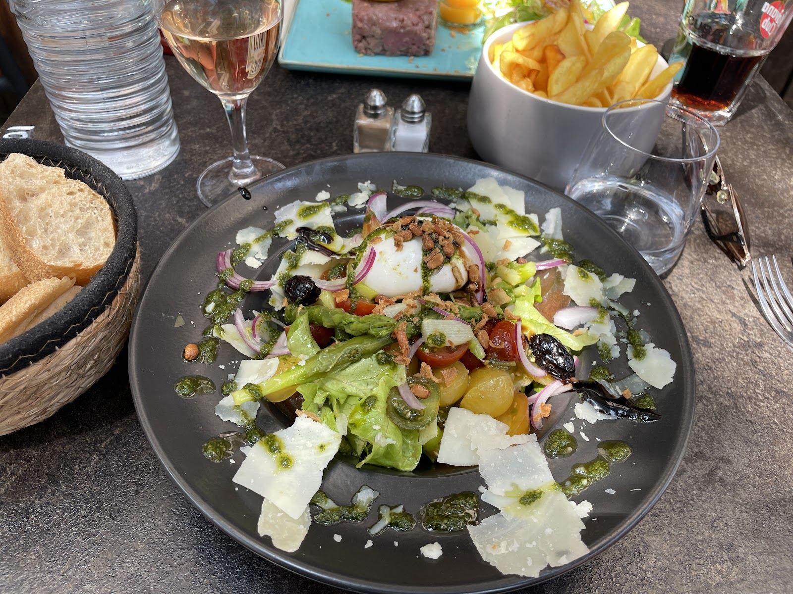 Salade César avec copeaux de parmesan, œuf et pain