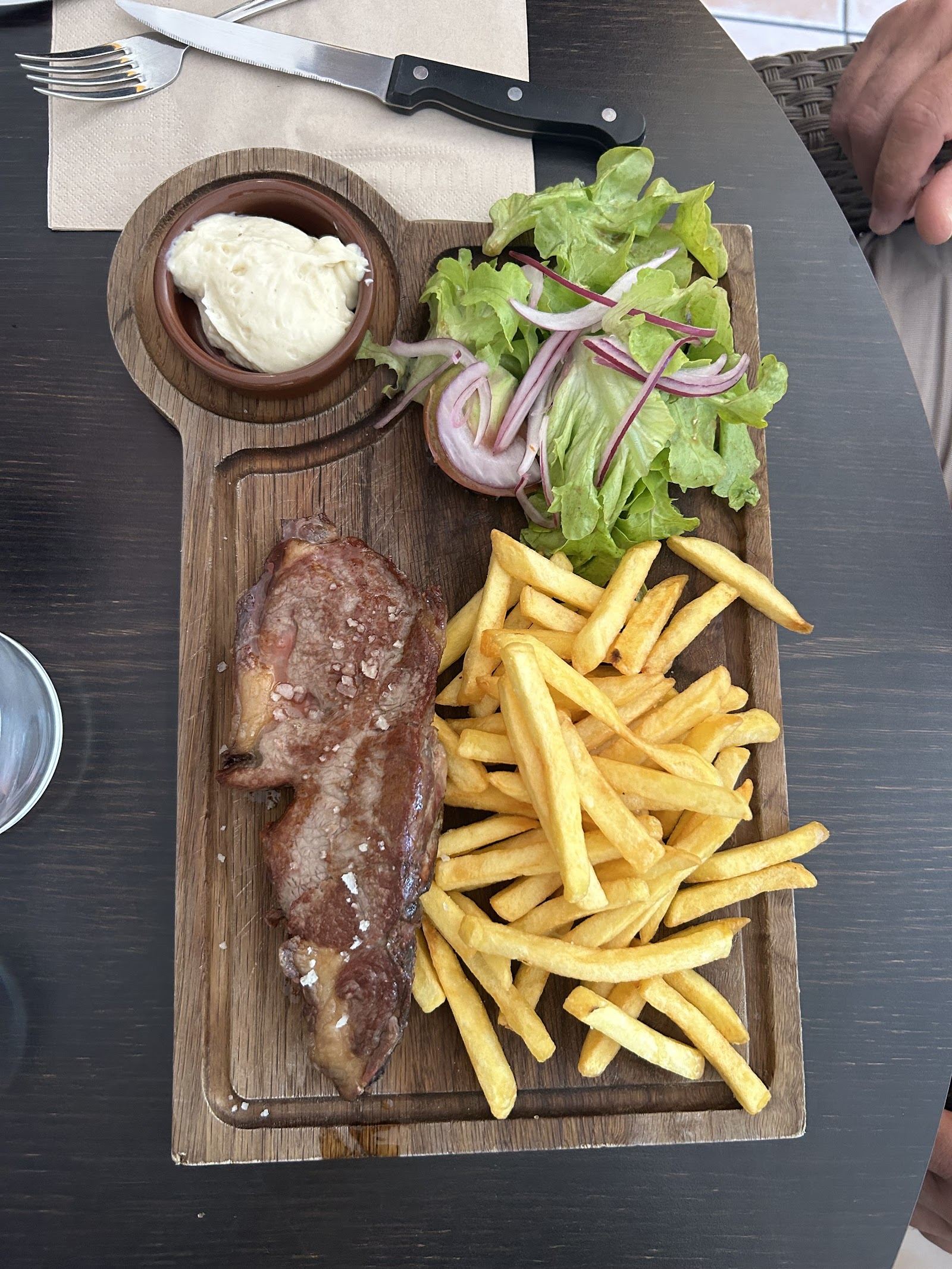 Entrecôte et frites sur une planche en bois