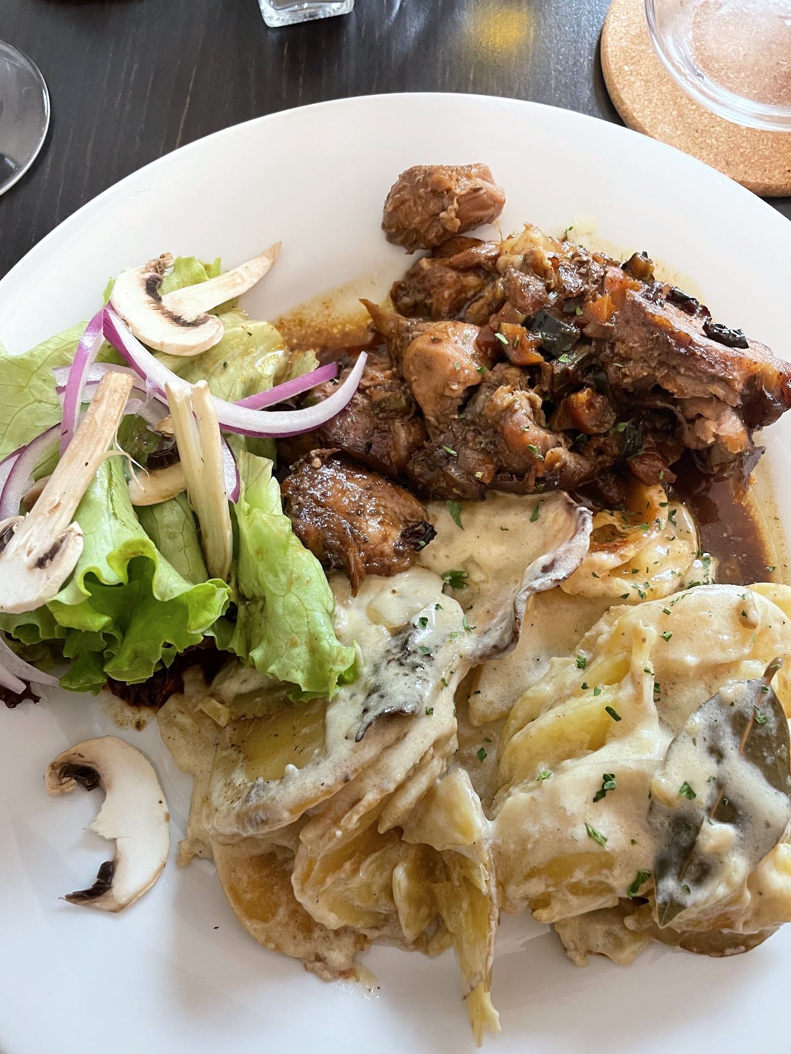 Assiette gourmande avec viande, pommes de terre et sauce au fromage