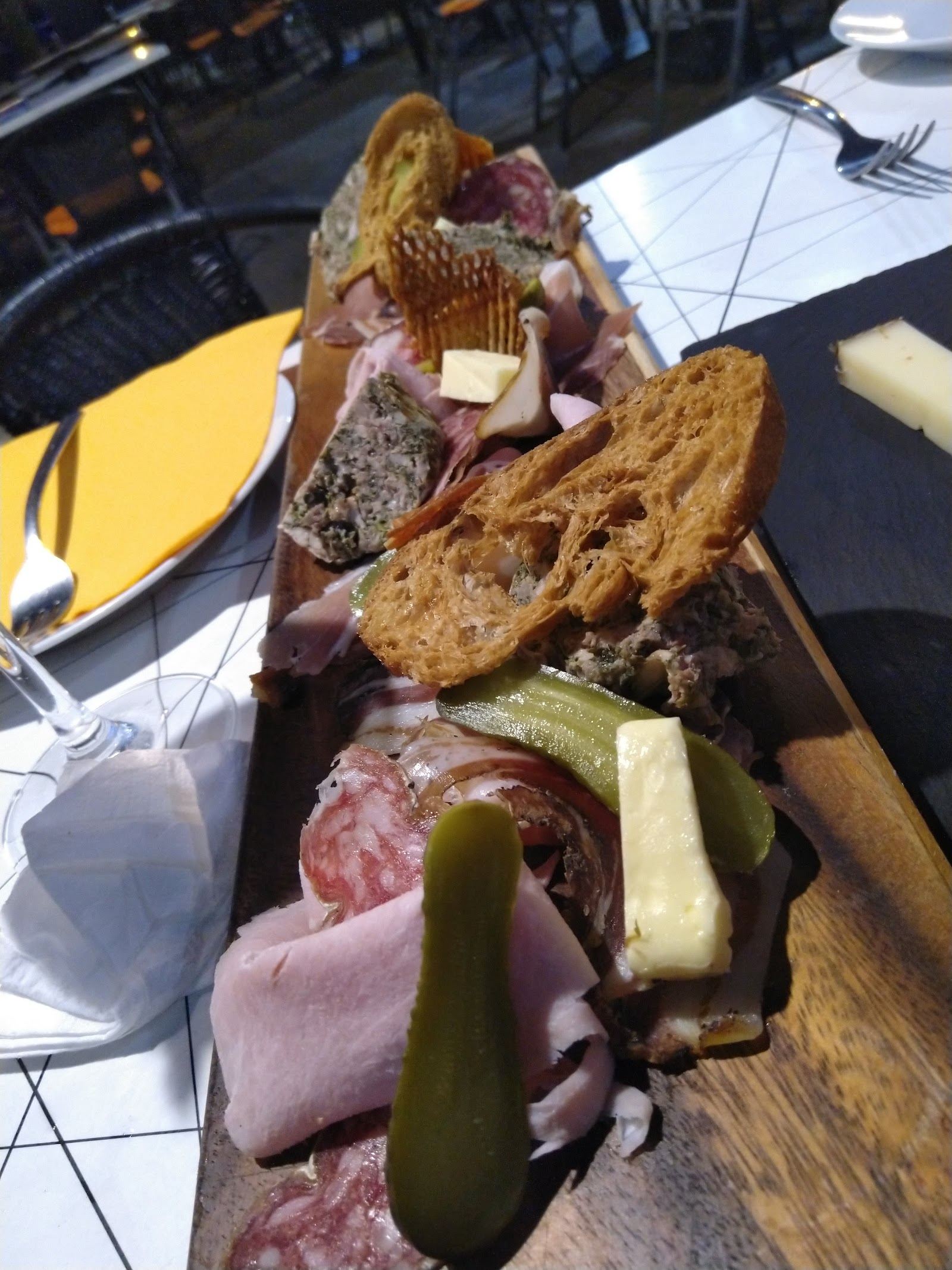 Planche de charcuterie avec pain, cornichons et fromage
