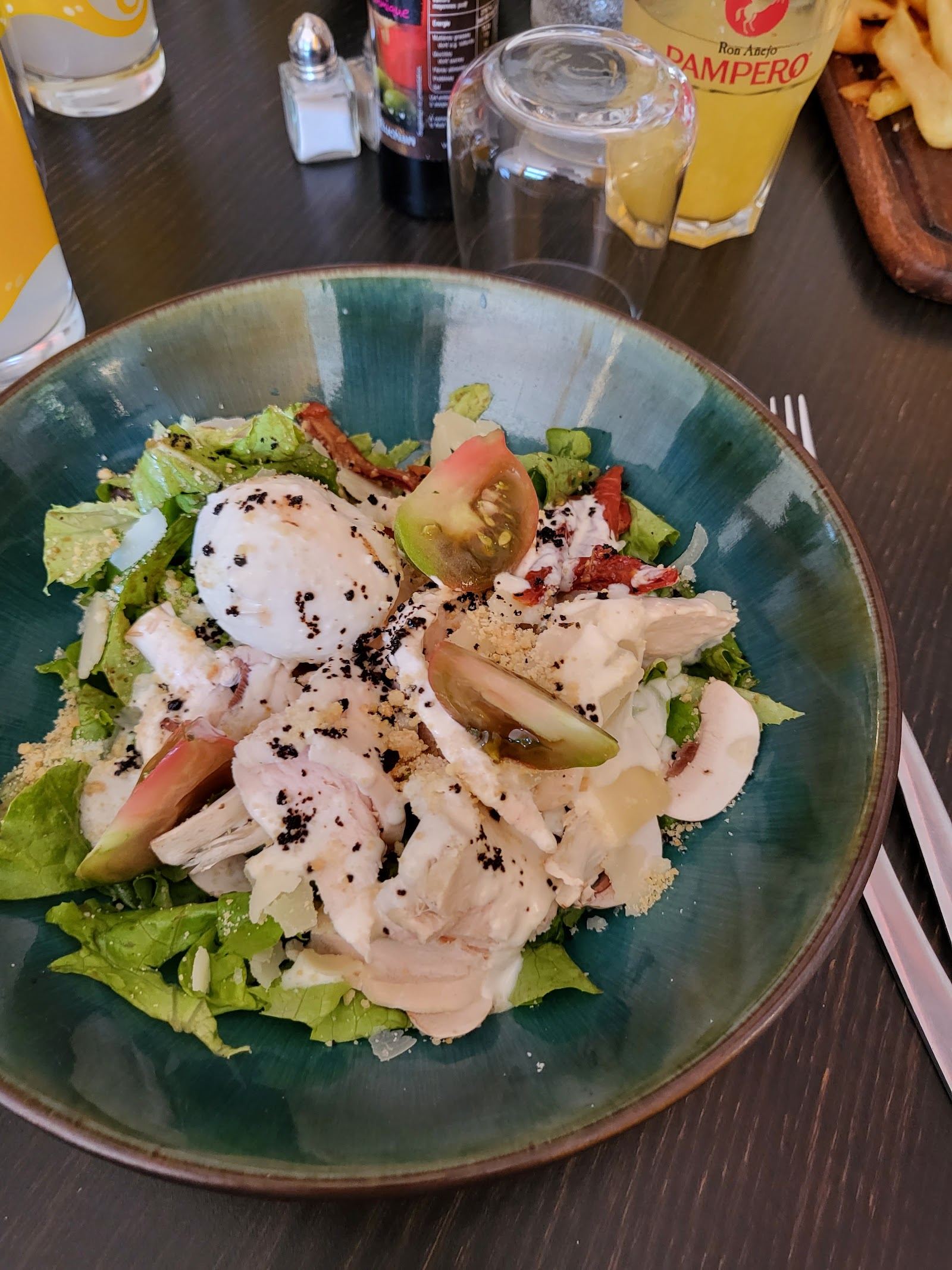 Salade composée avec œuf poché